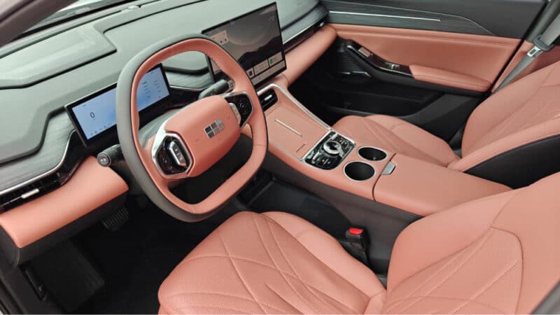 1300 км ходу за ціною від $11 тис: Geely випустила плагін-гібрид Galaxy L6 EM-i