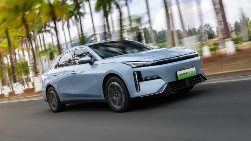 1300 км ходу за ціною від $11 тис: Geely випустила плагін-гібрид Galaxy L6 EM-i