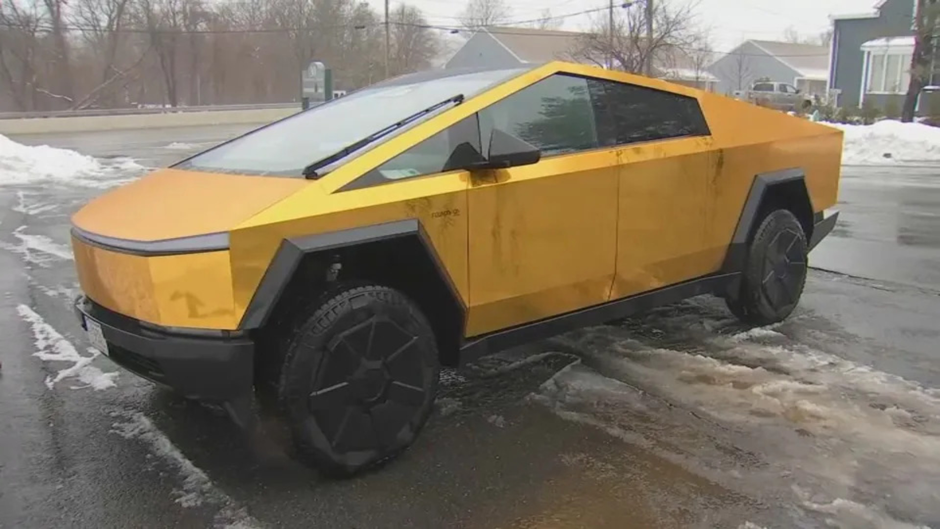 «Нацистів до біса»: власника позолоченого Cybertruck переслідують після «перформансу» Маска