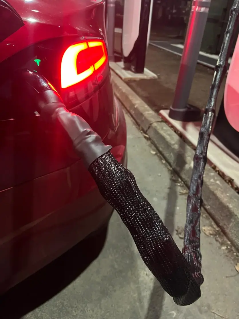 Tesla додала «антикрадіжні» зарядні кабелі на станції Supercharging — вони фарбуватимуть обличчя злодіїв