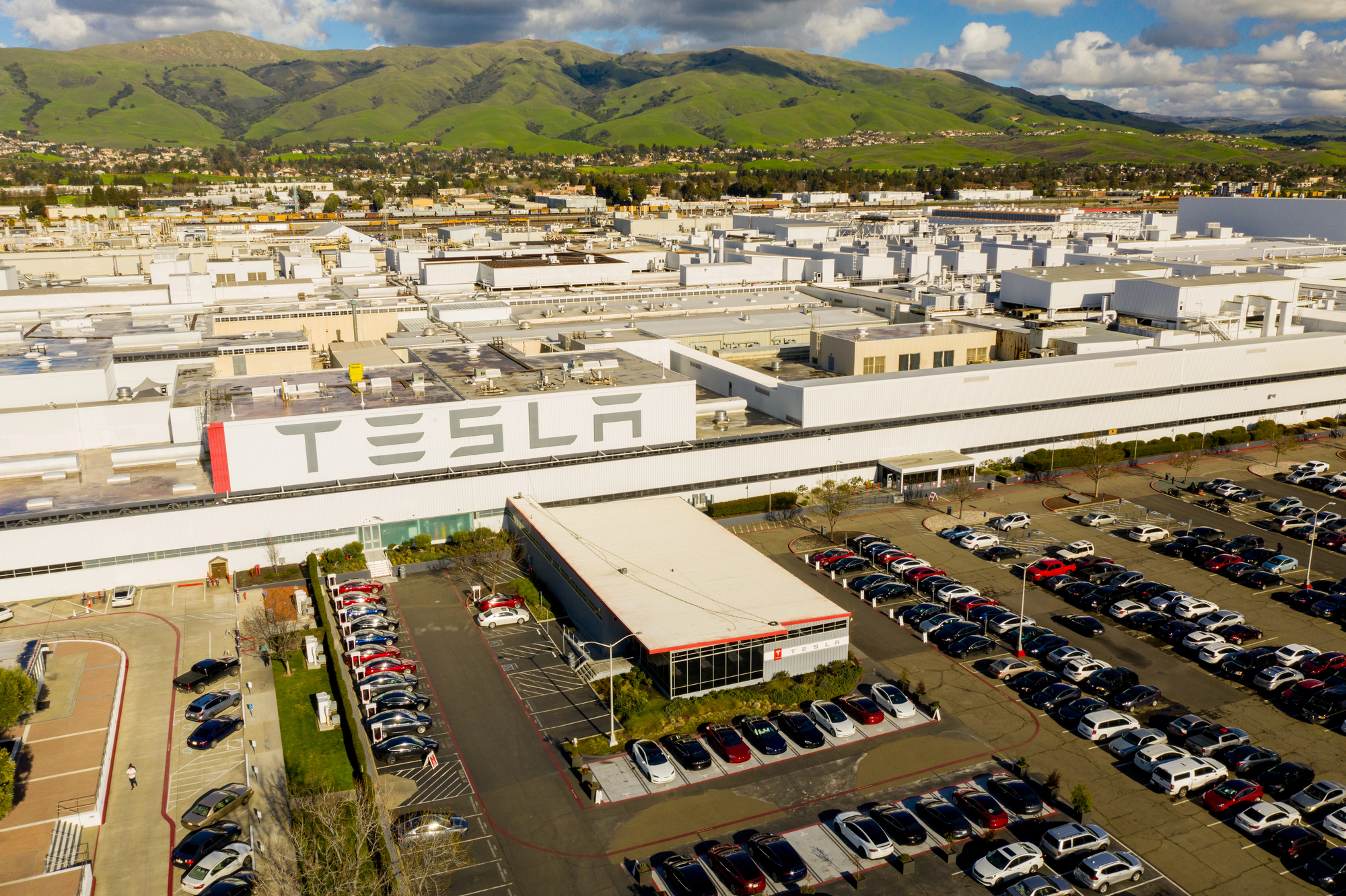 Пекельний автопром: на заводі Tesla стався «витік забруднювачів» через несправні двері печі, персонал працював у тумані та за +38°C, — ЗМІ