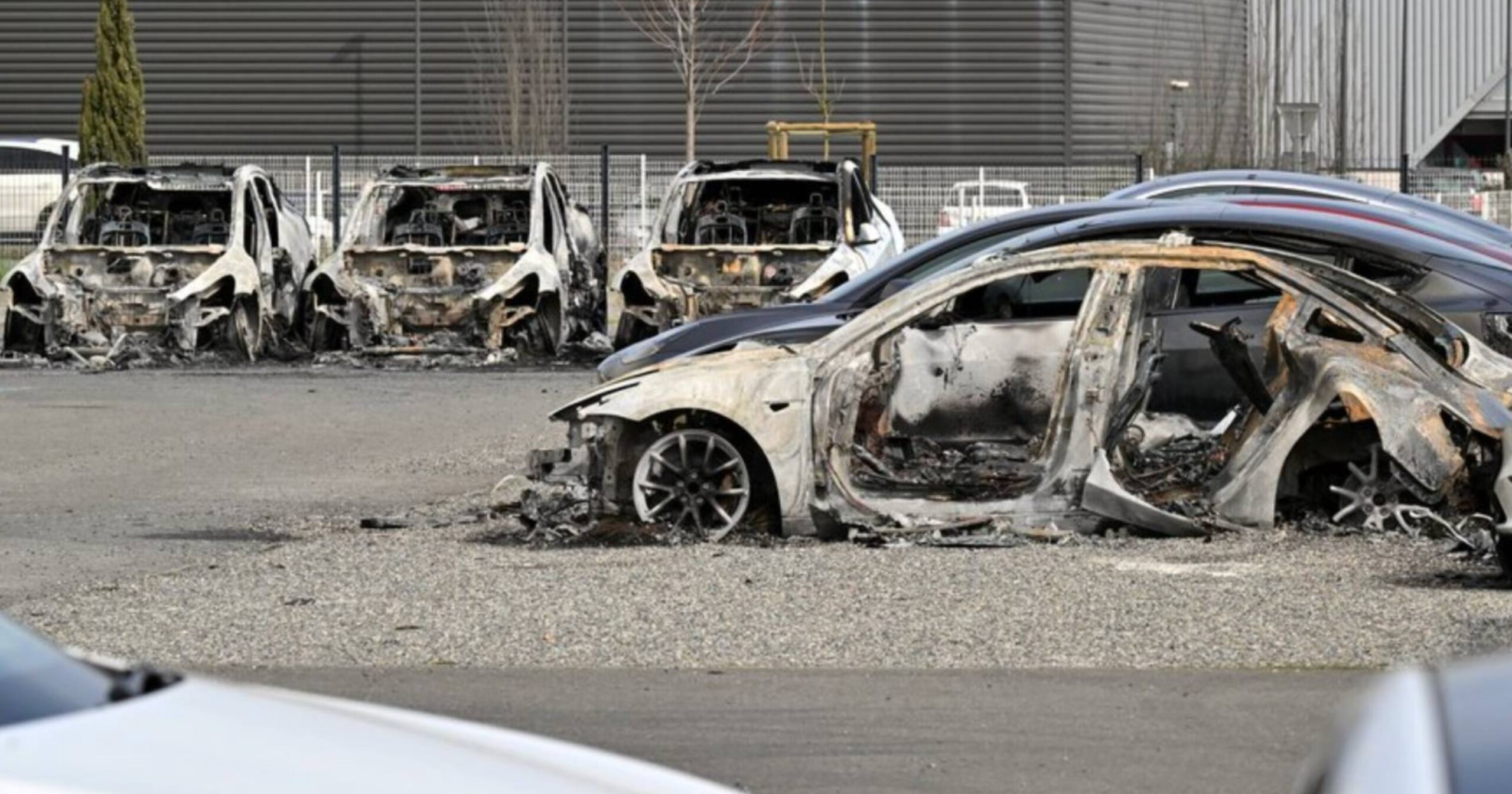 Дванадцять авто Tesla згоріли у Франції — прояв полум’яної «любові» до Ілона Маска