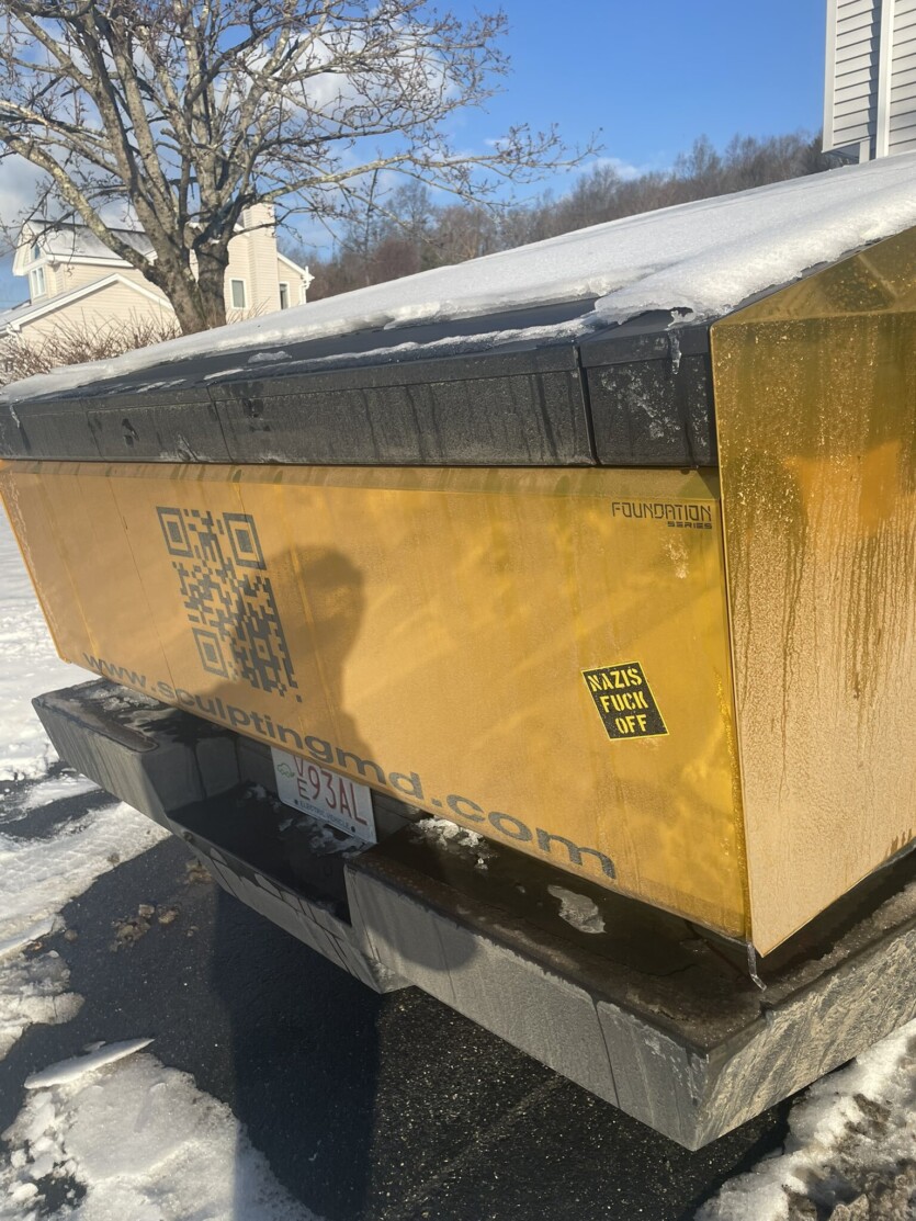 «Нацистів до біса»: власника позолоченого Cybertruck переслідують після «перформансу» Маска