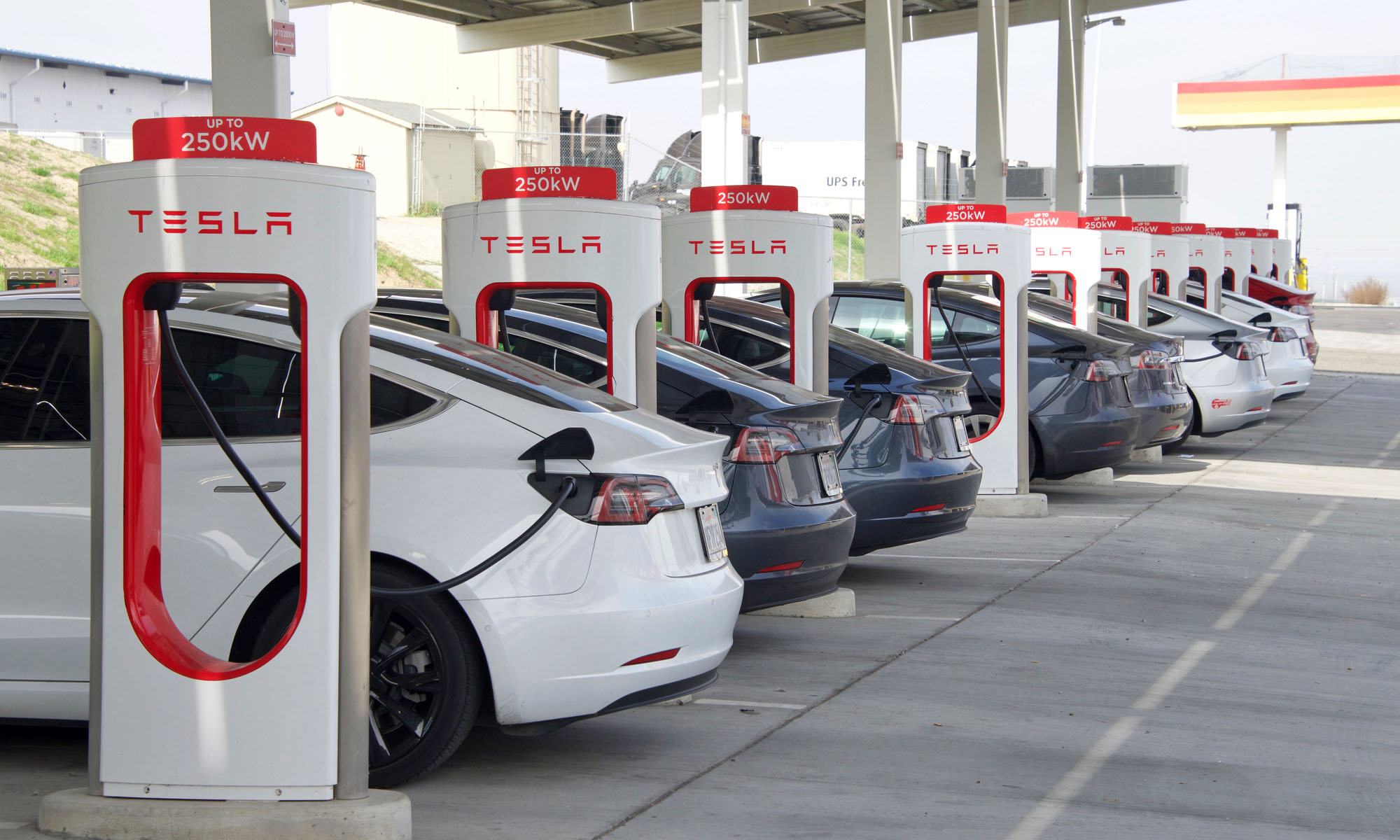 Діджиталізація замість бійок: Tesla запускає довговочікувану електронну чергу на станціях Supercharger