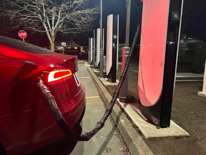 Tesla додала «антикрадіжні» зарядні кабелі на станції Supercharging — вони фарбуватимуть обличчя злодіїв