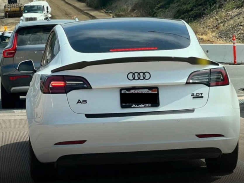 Водії маскують свої Tesla логотипами чужих авто — і це кращий апгрейд 2025 року