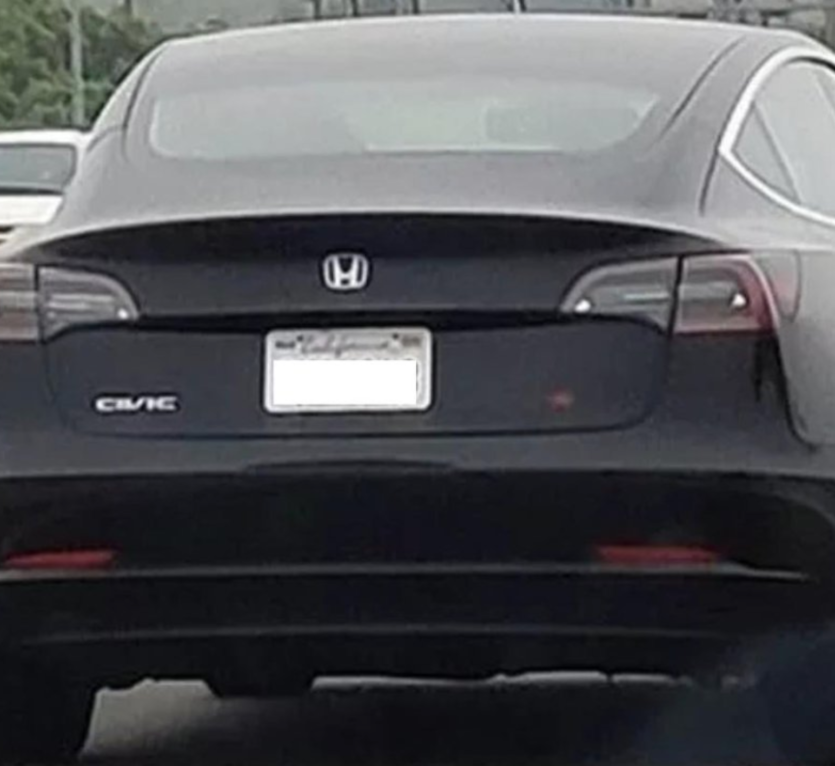 Водії маскують свої Tesla логотипами чужих авто — і це кращий апгрейд 2025 року