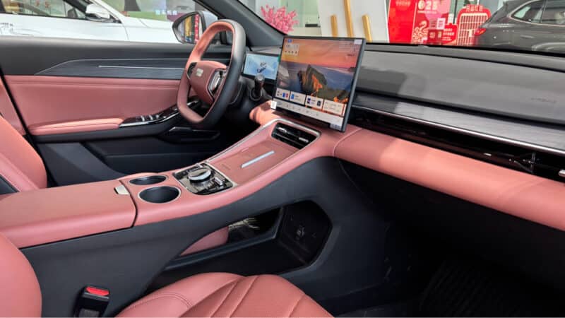 1300 км ходу за ціною від $11 тис: Geely випустила плагін-гібрид Galaxy L6 EM-i