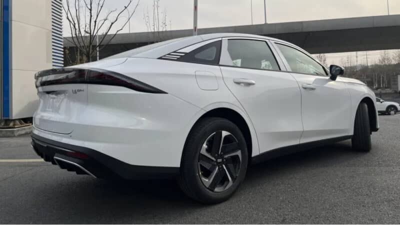 1300 км ходу за ціною від $11 тис: Geely випустила плагін-гібрид Galaxy L6 EM-i