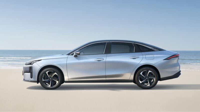 1300 км ходу за ціною від $11 тис: Geely випустила плагін-гібрид Galaxy L6 EM-i