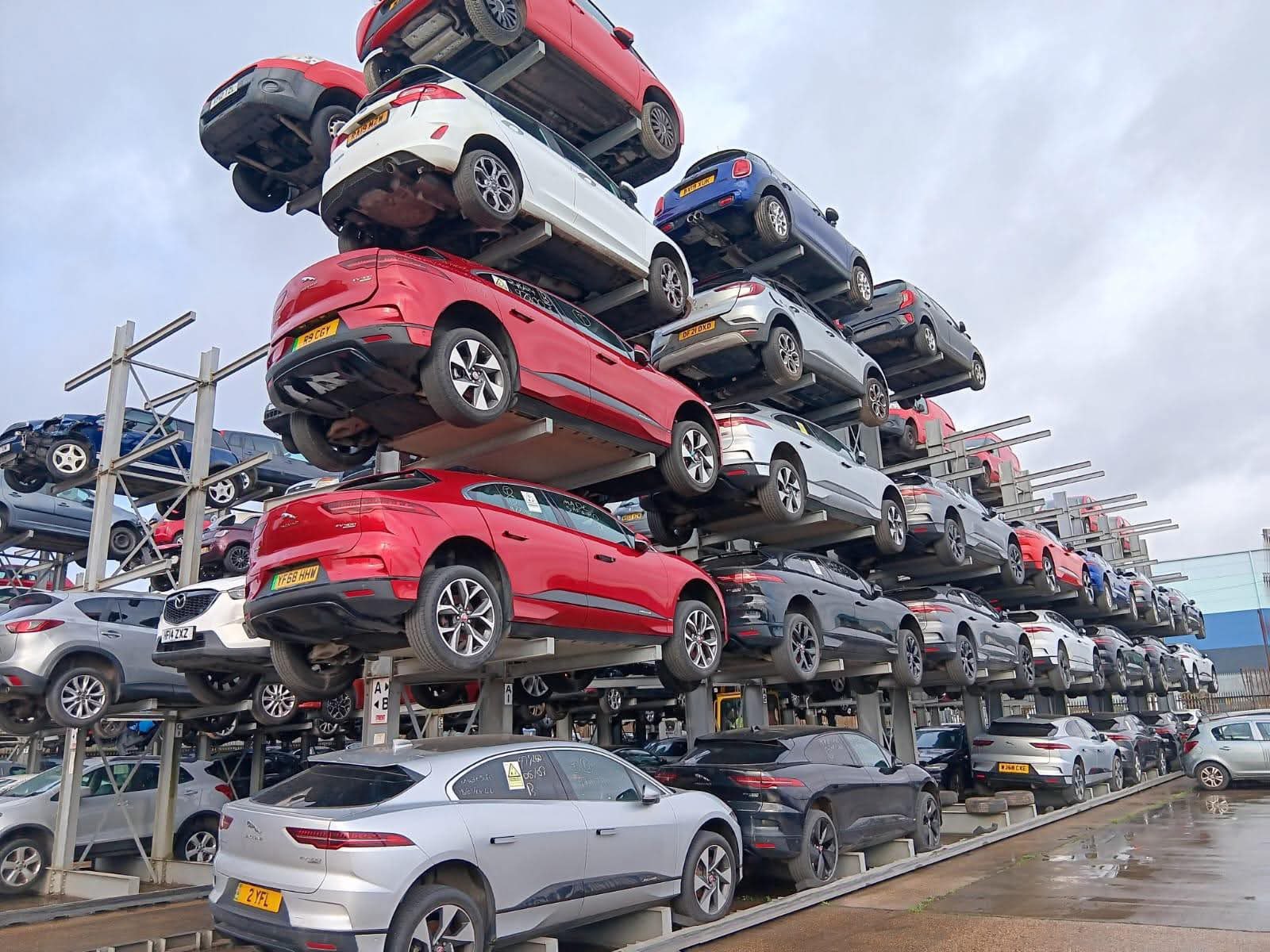 Кладовище електромобілів: Jaguar викупила проблемні I-Pace у власників та відправила їх на смітник
