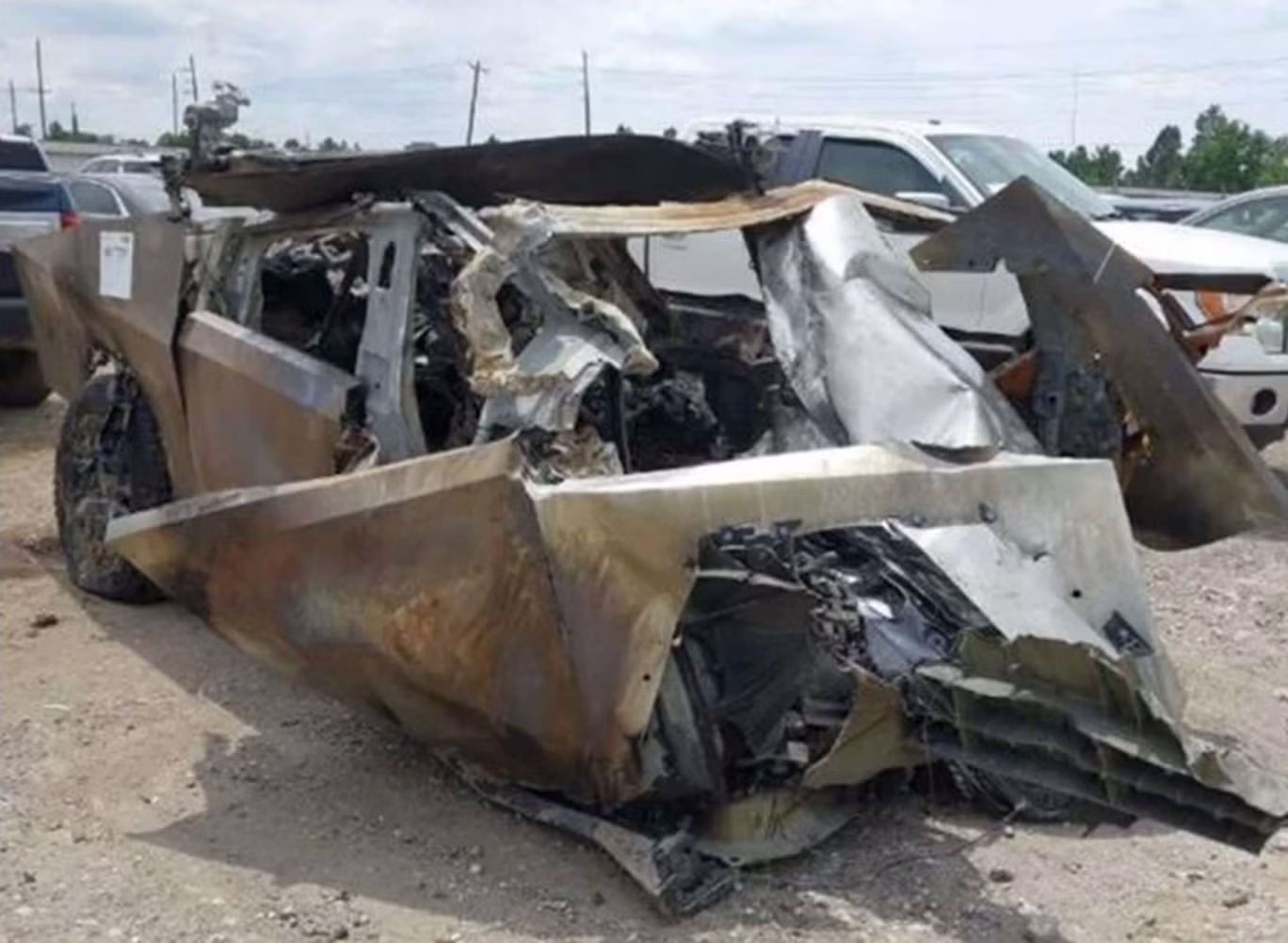 Власник Tesla Cybertruck згорів за температури 2760°C — позов обґрунтовує, що цього б не сталося у нормальному електрокарі